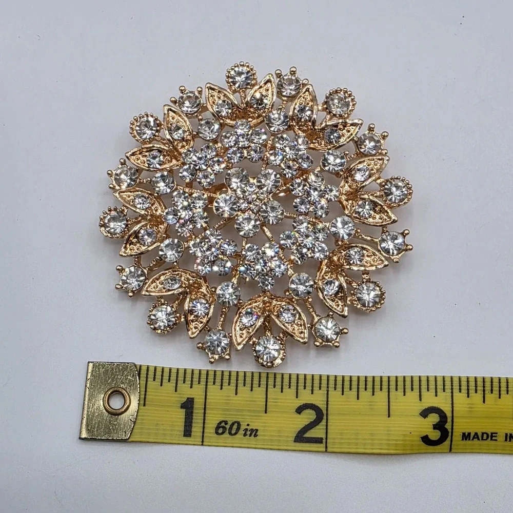 Sparkling Snowflake Brooch Rhinestone Crystal‎ Gold Tone Round Pin Jewelry